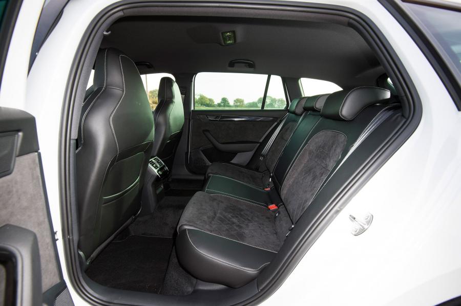 Интерьер Skoda Superb Wagon 4x4 SportLine 2016 года  (UK) (фото 6 из 24)